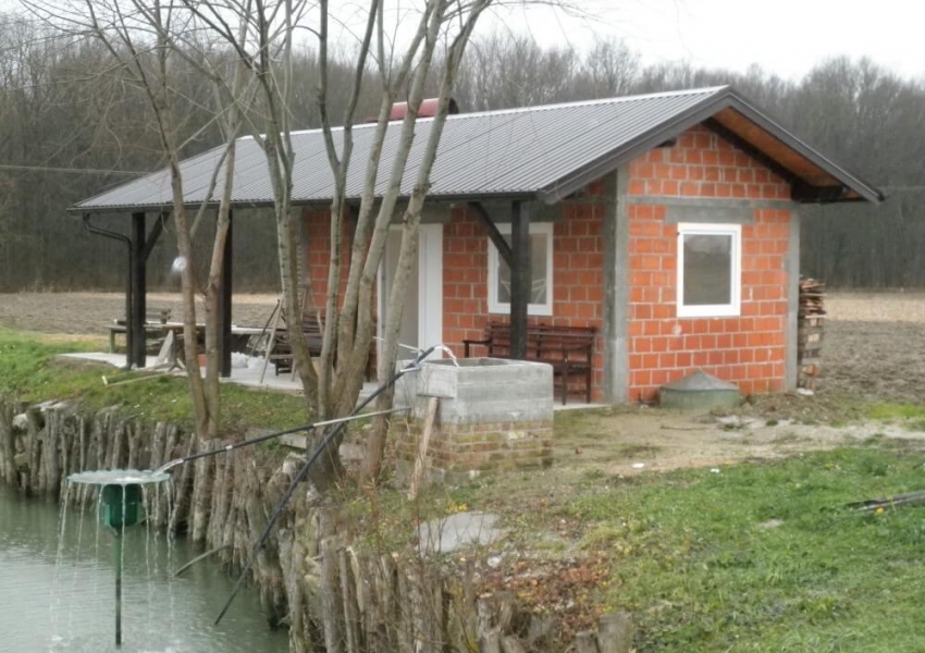 Ribička kuća i jezero