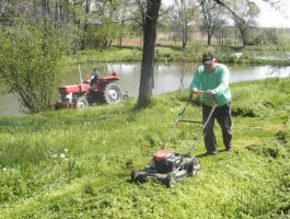 SRD “Česma” Bjelovar - košnja trave oko jezera Vujčevac 20 .travnja 2018. godine