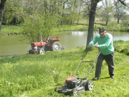 SRD “Česma” Bjelovar - košnja trave oko jezera Vujčevac 20 .travnja 2018. godine
