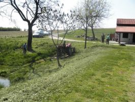 SRD “Česma” Bjelovar - košnja trave oko jezera Vujčevac 20 .travnja 2018. godine