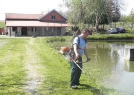 SRD “Česma” Bjelovar - košnja trave oko jezera Vujčevac 20 .travnja 2018. godine