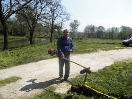 SRD “Česma” Bjelovar - košnja trave oko jezera Vujčevac 20 .travnja 2018. godine
