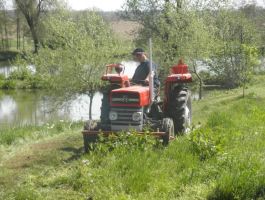 SRD “Česma” Bjelovar - košnja trave oko jezera Vujčevac 20 .travnja 2018. godine