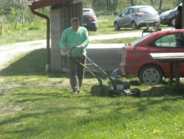 SRD “Česma” Bjelovar - košnja trave oko jezera Vujčevac 20 .travnja 2018. godine