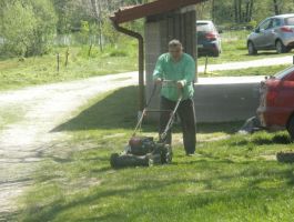SRD “Česma” Bjelovar - košnja trave oko jezera Vujčevac 20 .travnja 2018. godine