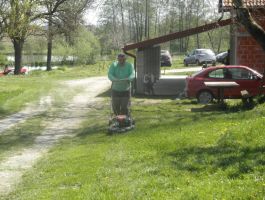 SRD “Česma” Bjelovar - košnja trave oko jezera Vujčevac 20 .travnja 2018. godine