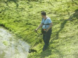 SRD “Česma” Bjelovar - košnja trave oko jezera Vujčevac 20 .travnja 2018. godine