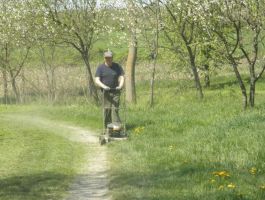 SRD “Česma” Bjelovar - košnja trave oko jezera Vujčevac 20 .travnja 2018. godine