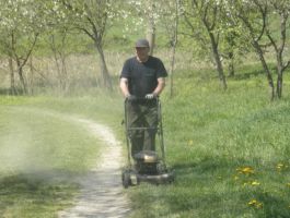 SRD “Česma” Bjelovar - košnja trave oko jezera Vujčevac 20 .travnja 2018. godine