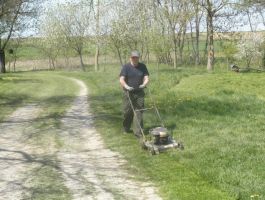 SRD “Česma” Bjelovar - košnja trave oko jezera Vujčevac 20 .travnja 2018. godine