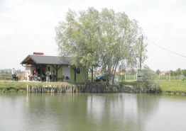 Druženje članova ŠRD “Grabik” Predavac s donatorima, povodom dovršetka ribičke kućice na jezeru